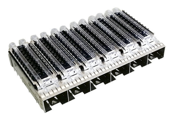 Sur le connecteur 1 x 6 de cage de SFP de surface supérieure de cage à commande unique avec les tuyaux légers de radiateur